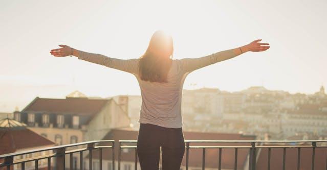 Femme debout devant un paysage citadin