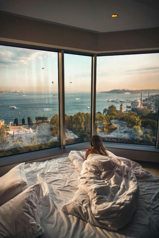 bed and crazy view